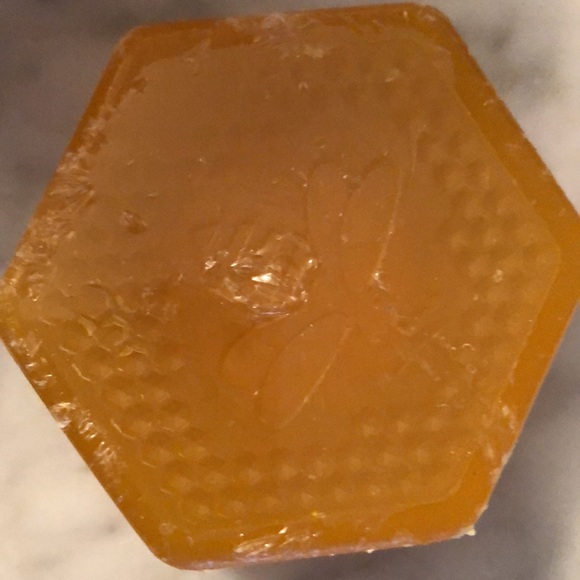 Bath Lily wash cloth, lip balm and soap The Body Shop and 3 pumicers - Picture 4 of 7